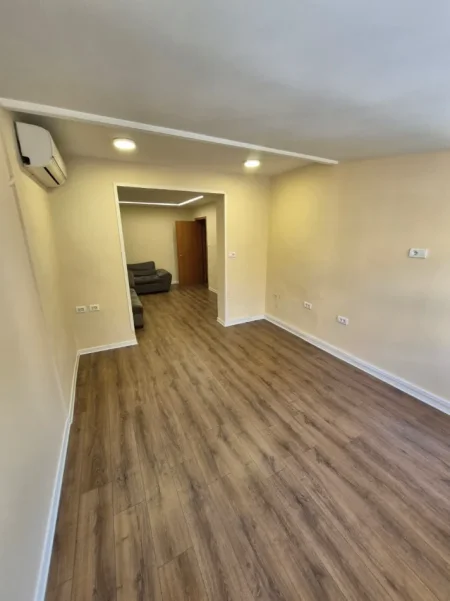 Tirane, jepet me qera dyqan Kati 2, 45 m² 600 € (ish blloku)