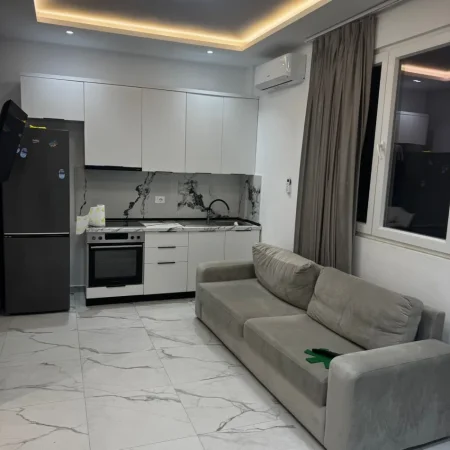 Tirane, jepet me qera apartament 1+1 Kati 0, 55 m² 500 € (Rruga 5 Maji)
