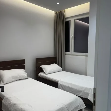Tirane, jepet me qera apartament 1+1 Kati 0, 55 m² 500 € (Rruga 5 Maji)