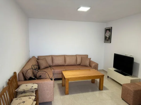 Tirane, jepet me qera apartament 1+1 Kati 1, 75 m² 350 € (Ali Demi)