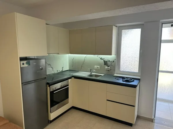 Tirane, jepet me qera apartament 1+1 Kati 1, 75 m² 350 € (Ali Demi)
