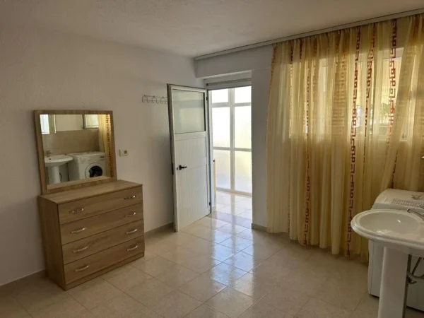 Tirane, jepet me qera apartament 1+1 Kati 1, 75 m² 350 € (Ali Demi)