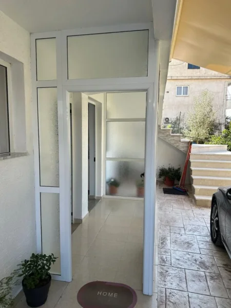 Tirane, jepet me qera apartament 1+1 Kati 1, 75 m² 350 € (Ali Demi)