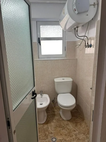 Tirane, jepet me qera apartament 1+1 Kati 1, 75 m² 350 € (Ali Demi)