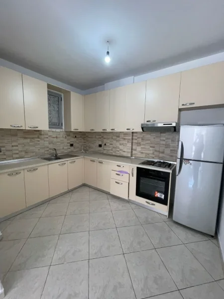 Tirane, jepet me qera apartament 1+1 , 80 m² 400 € (Astir)
