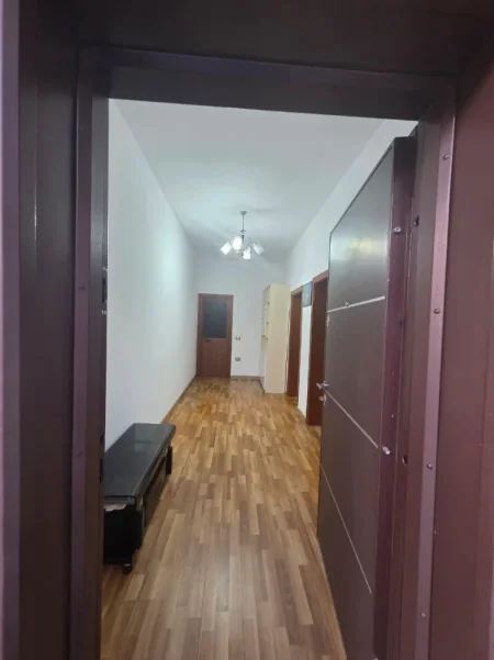 Tirane, jepet me qera apartament 1+1 Kati 1, 85 m² 300 € (SAUK)