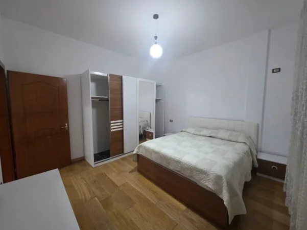 Tirane, jepet me qera apartament 1+1 Kati 1, 85 m² 300 € (SAUK)