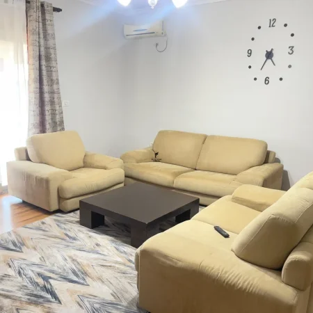 Tirane, jepet me qera apartament 1+1 Kati 4, 60 m² 500 € (XHAMLLIK)