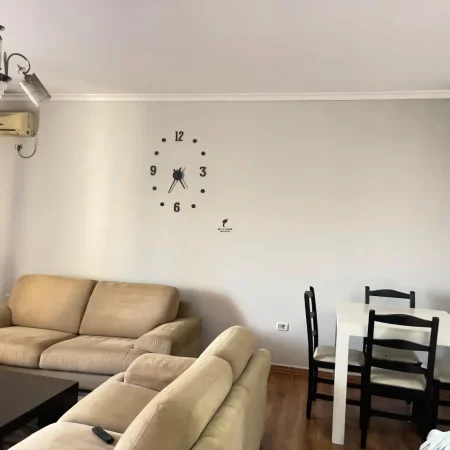 Tirane, jepet me qera apartament 1+1 Kati 4, 60 m² 500 € (XHAMLLIK)