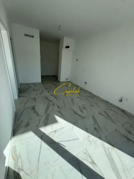 Tirane, jepet me qera apartament 1+1 Kati 1, 65 m² 400 € (LAPRAKE)