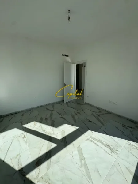 Tirane, jepet me qera apartament 1+1 Kati 1, 65 m² 400 € (LAPRAKE)