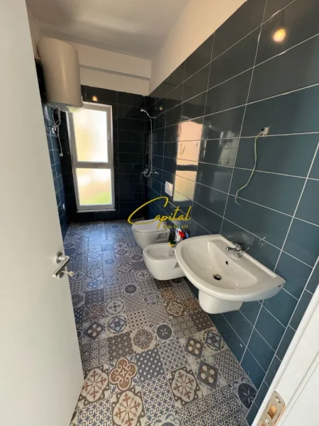 Tirane, jepet me qera apartament 1+1 Kati 1, 65 m² 400 € (LAPRAKE)