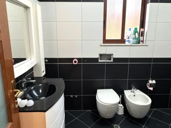 Tirane, jepet me qera Vile 2+1+Ballkon Kati 3, 145 m² 500 € (Rruga Njazi Meka)