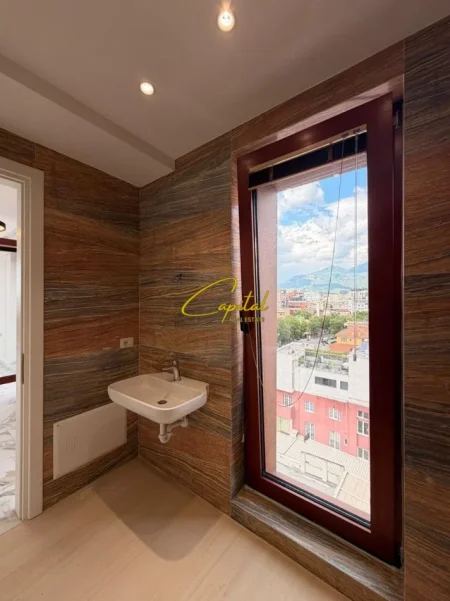 Tirane, jepet me qera ambjent biznesi Kati 7, 70 m² 1.200 € (RRUGA E KAVAJES)