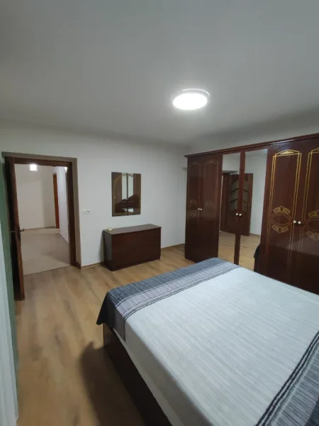 Tirane, jepet me qera apartament 2+1+Aneks+Ballkon Kati 1, 90 m² 800 € (rruga e durresit)