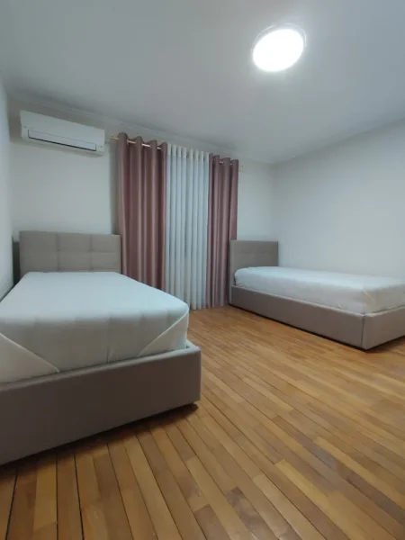 Tirane, jepet me qera apartament 2+1+Aneks+Ballkon Kati 1, 90 m² 800 € (bulevardi zogu i pare)