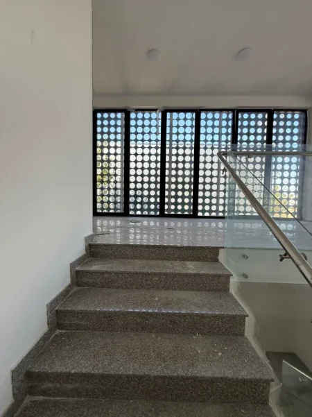 Tirane, jepet me qera aktivitet biznesi Kati 0, 1.250 m² 2.599 € (Autostrada Tirane Durres)