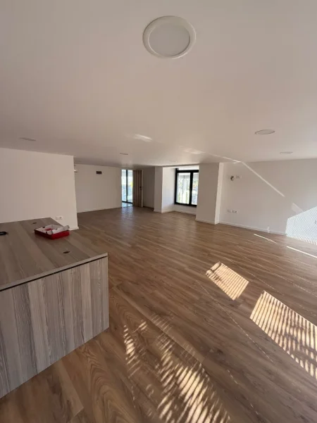 Tirane, jepet me qera aktivitet biznesi Kati 0, 1.250 m² 2.599 € (Autostrada Tirane Durres)