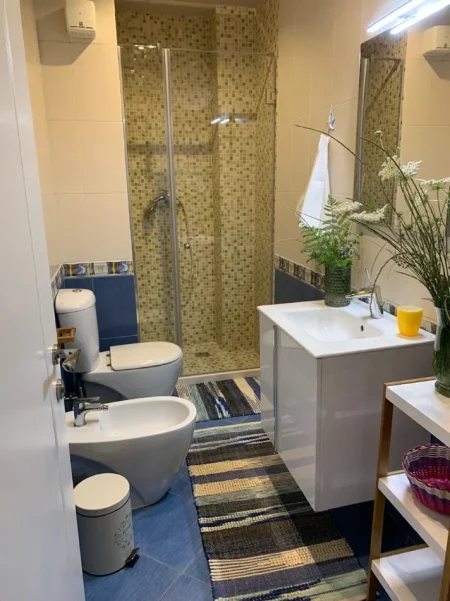 Tirane, jepet me qera apartament 2+1 Kati 7, 1.000 € (Rruga Elbasanit prane ish " 7 xhuxhave ")