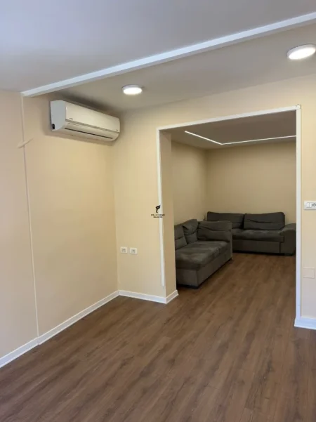 Tirane, jepet me qera zyre Kati 2, 50 m² 600 € (BLLOKU)