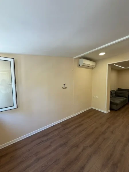 Tirane, jepet me qera zyre Kati 2, 50 m² 600 € (BLLOKU)