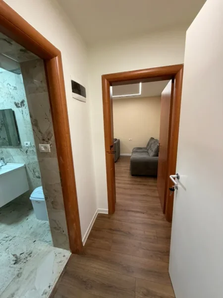 Tirane, jepet me qera zyre Kati 2, 50 m² 600 € (BLLOKU)