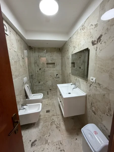 Tirane, jepet me qera zyre Kati 2, 50 m² 600 € (BLLOKU)