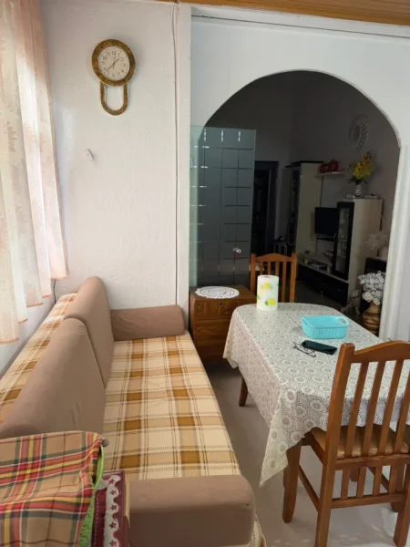 Tirane, jepet me qera apartament 1+1 Kati 2, 65 m² 400 € (Sheshi Karl Topia)
