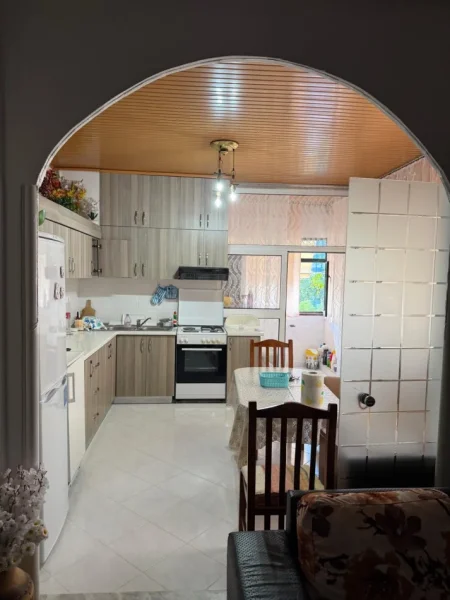 Tirane, jepet me qera apartament 1+1 Kati 2, 65 m² 400 € (Sheshi Karl Topia)