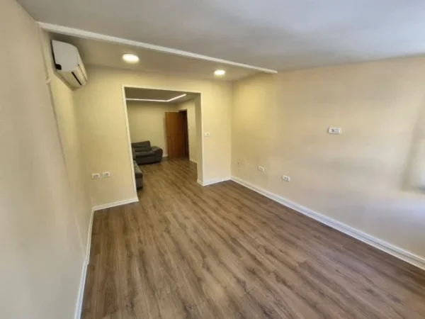 Tirane, jepet me qera dyqan Kati 2, 45 m² 600 € (sheshi willson)