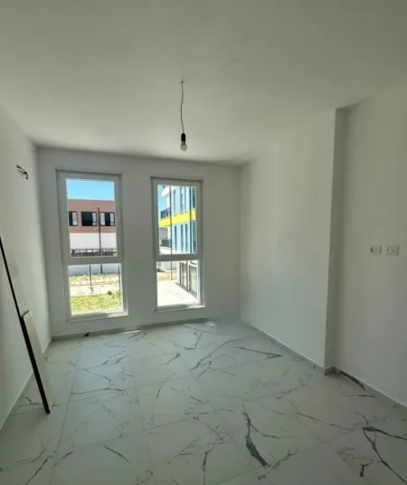 Tirane, jepet me qera zyre Kati 1, 90 m² 444 € (UNIVERS CITY)