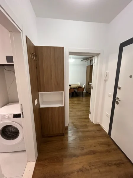 Tirane, jepet me qera Apartament 1+1 Kati 5, 70 m², Mobilim i Ri, me Parket, Cmimi 55.000 Lekë të Reja (diskutueshëm), Pranë Bulevardit te Ri, Tiranë.