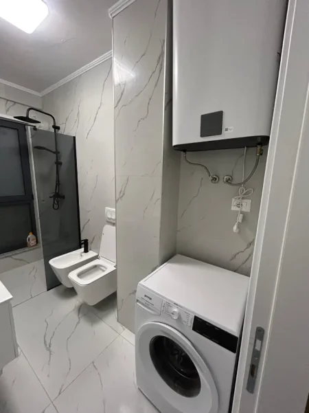 Tirane, jepet me qera Apartament 1+1 Kati 5, 70 m², Mobilim i Ri, me Parket, Cmimi 55.000 Lekë të Reja (diskutueshëm), Pranë Bulevardit te Ri, Tiranë.