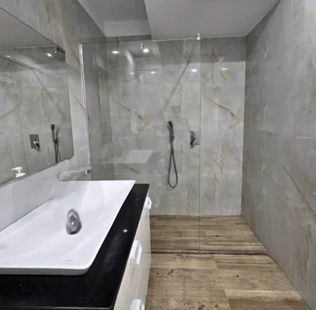 Tirane, shitet apartament 2+1 , 99 m² 161.111 € (KINOBLOCK BENGASI 2006)