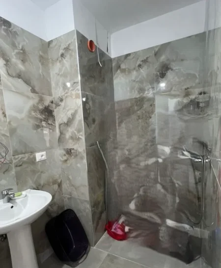 Tirane, shitet apartament 2+1 , 99 m² 161.111 € (KINOBLOCK BENGASI 2006)