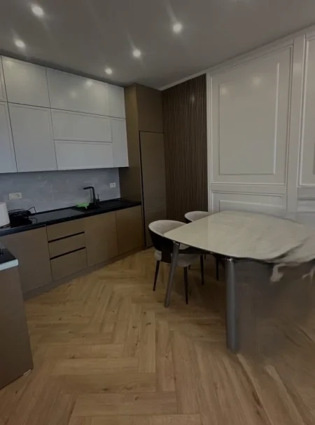 Tirane, jepet me qera apartament 1+1 Kati 15, 77 m² 855 € (GOLDEN TOWER)