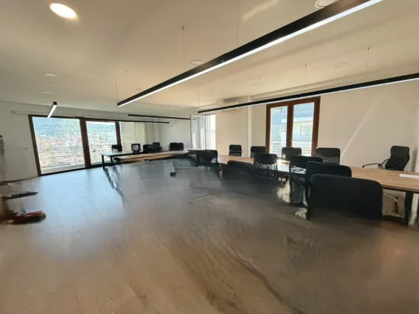 Tirane, jepet me qera zyre Kati 6, 200 m² 2.500 € (delijorgji)