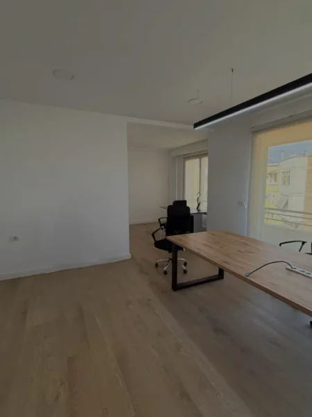 Tirane, jepet me qera zyre Kati 6, 200 m² 2.500 € (delijorgji)
