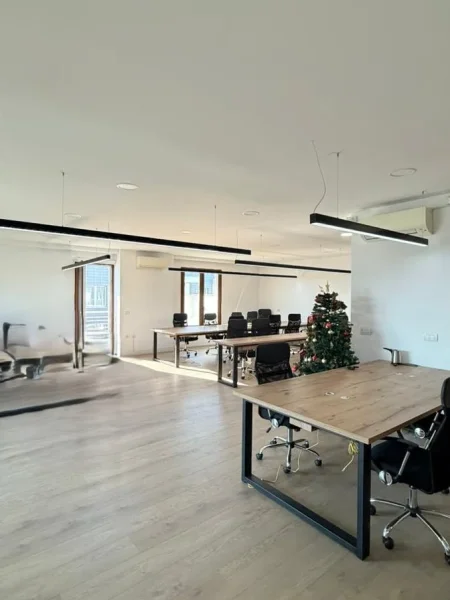 Tirane, jepet me qera zyre Kati 6, 200 m² 2.500 € (delijorgji)