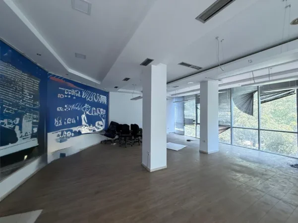 Tirane, jepet me qera zyre Kati 2, 100 m² 1.000 € (xhanfize keko)