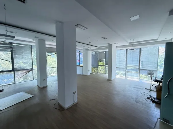 Tirane, jepet me qera zyre Kati 2, 100 m² 1.000 € (xhanfize keko)