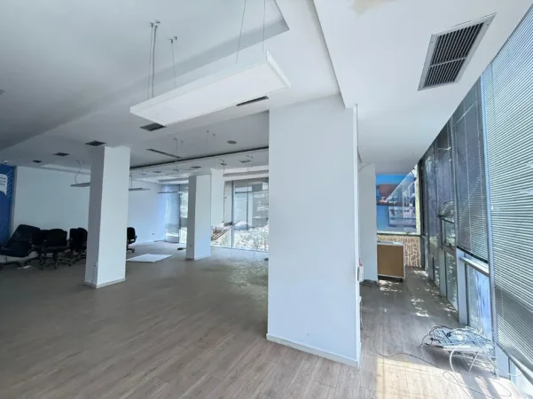 Tirane, jepet me qera zyre Kati 2, 100 m² 1.000 € (xhanfize keko)