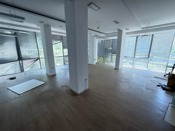 Tirane, jepet me qera zyre Kati 2, 100 m² 1.000 € (xhanfize keko)