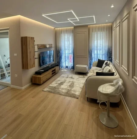 Tirane, jepet me qera apartament 1+1+Ballkon Kati 4, 65 m² 450 € (univers city)