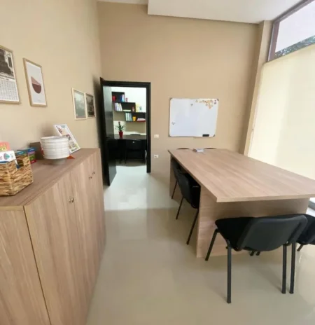 Tirane, shitet apartament 3+1 Kati 1, 72 m² 137.500 € (Kinostudio)