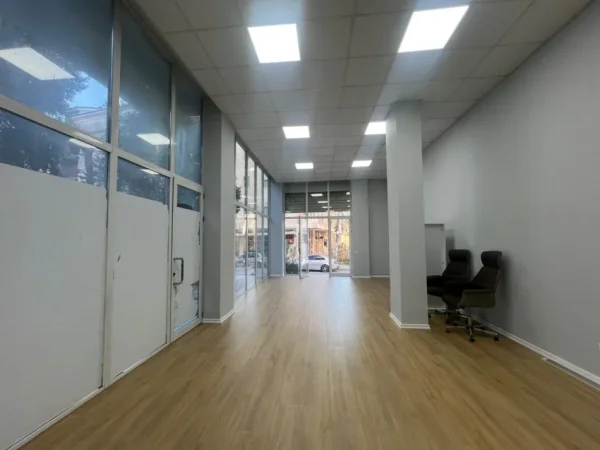 Tirane, shitet ambjent biznesi Kati 1, 59 m² 125.000 € (Fresku)