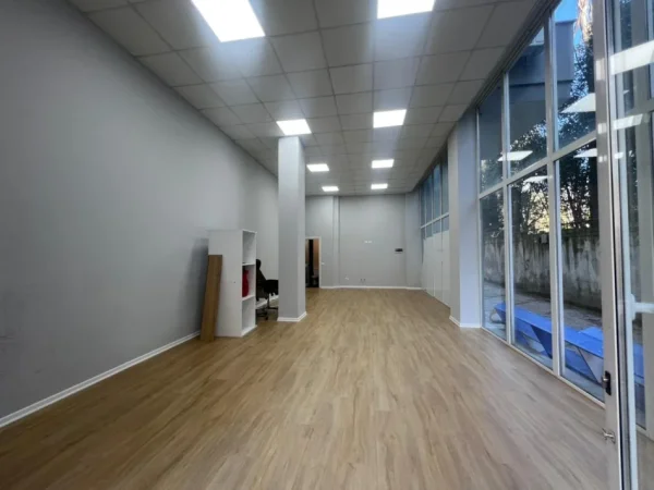 Tirane, shitet ambjent biznesi Kati 1, 59 m² 125.000 € (Fresku)
