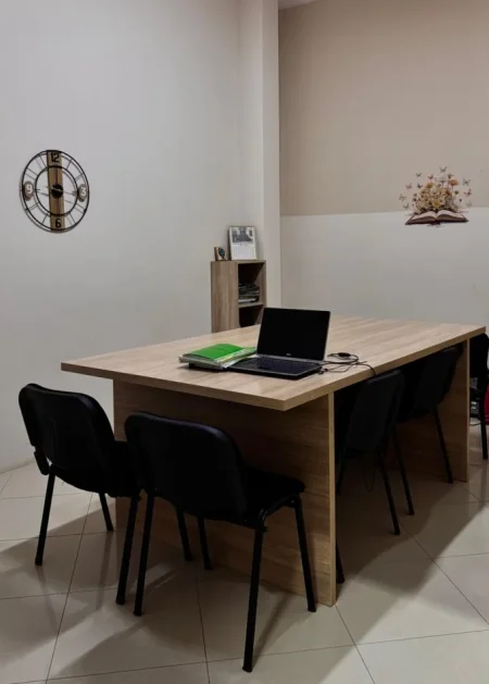 Tirane, jepet me qera apartament 3+1 Kati 1, 72 m² 500 € (Kinostudio)