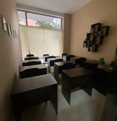 Tirane, jepet me qera apartament 3+1 Kati 1, 72 m² 500 € (Kinostudio)