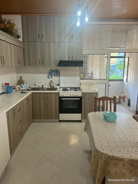 Tirane, jepet me qera apartament 1+1+Ballkon Kati 2, 420 m² 420 € (zogu i zi)
